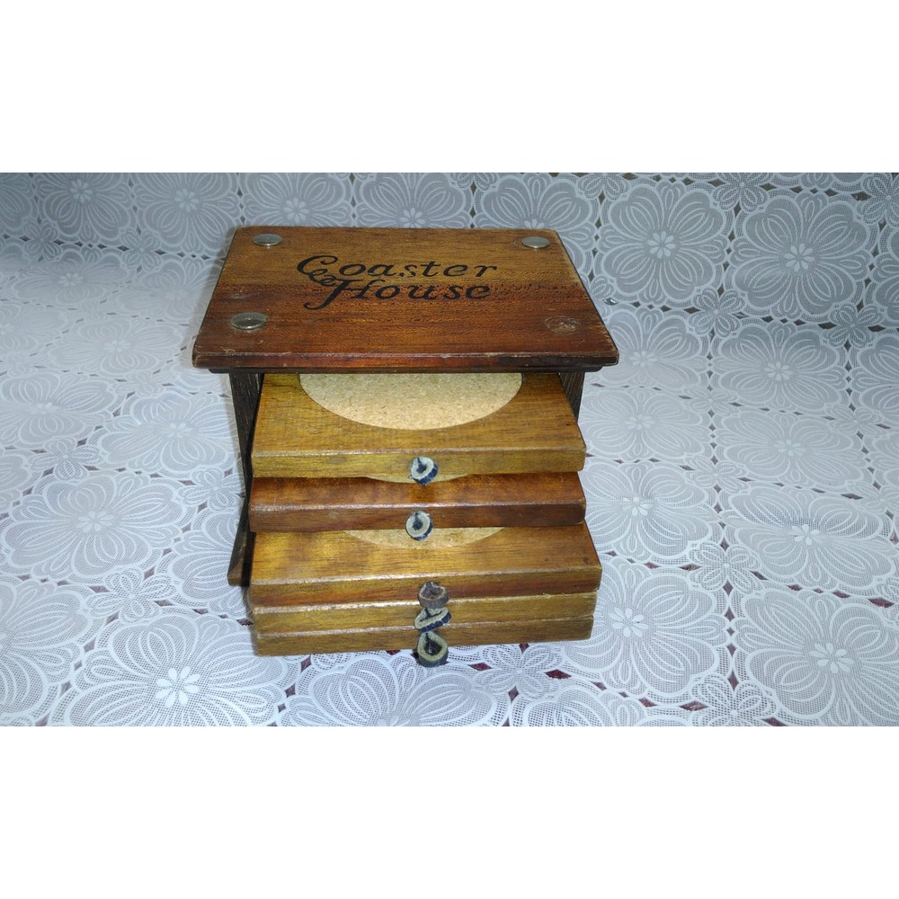 Vtg Coaster Wood & Cork House 8 Drink Coasters Leather Pull in Case Carrier (2)